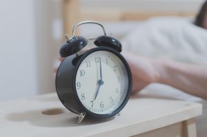 Was man beachten sollte, wenn man sich eine Uhr oder einen Wecker ins Feng Shui Schlafzimmer stellen oder hängen will.
