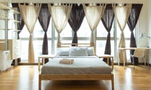 Fensterdekoration im Schlafzimmer - Vorhänge