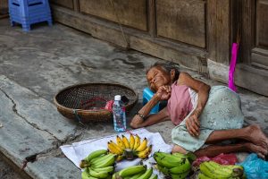 Frau in Vietnam schläft auf dem Boden im Freien