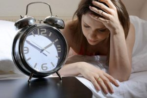 Frau mit Schlafstörung durch zu lange Arbeit/ Fotolia.com - © Dan Race