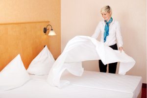Frau schüttelt Decke auf