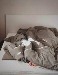 Besser schlafen mit schwerer Bettdecke? Mehr über Gewichtsdecken, Therapiedecken im Schlafmagazin.