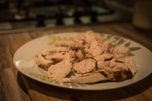 Eiweißreiche Kost am Abend erleichtert das Einschlafen z.B. mageres Hähnchenfleisch