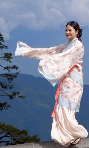 Der Kimono - traditionelle Bekleidung in Japan - aber auch Schlafunterlage und Bettdecke