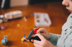 Ab welchem Alter können Kinder ihr Zimmer selbstständig aufräumen?