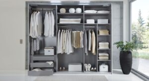 Mit einer durchdachten Inneneinrichtung im Kleiderschrank fällt das Ordnung halten leichter.