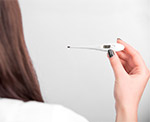 Frau mit Termometer