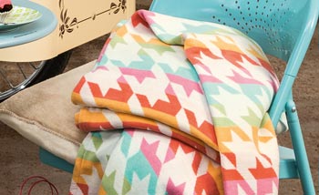 Kuscheldecke mit geometrischem Muster