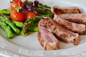Eiweißreiches Abendessen ohne Kohlenhydrate - Schlank im Schlaf
