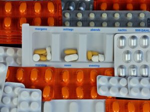 Kontrolle des Medikamentenplans: Gibt es Medikamente, die Schlafstörungen verursachen oder den Schlaf beeinträchtigen?