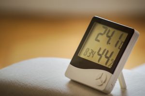 Die Raumtemperatur im Schlafzimmer sollte an die individuellen Bedürfnisse des Demenzkranken angepasst sein.