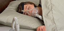 Schlafende Person mit CPAP-Gerät