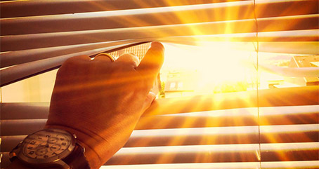 Sonne Strahlt durch Rollladen