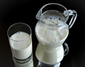 Schlaffördernde Lebensmittel - Milch enthält Tryptophan