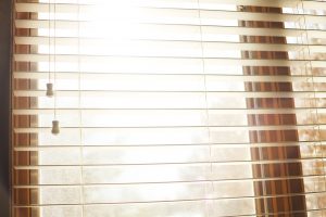 Jalousinen vor dem Schlafzimmer-Fenster sollte man beim Einrichten nach Feng Shui genau prüfen, da sie Giftpfeile aussenden können