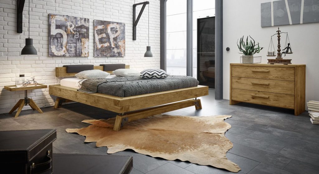 Schlafzimmer mit Fliesenboden