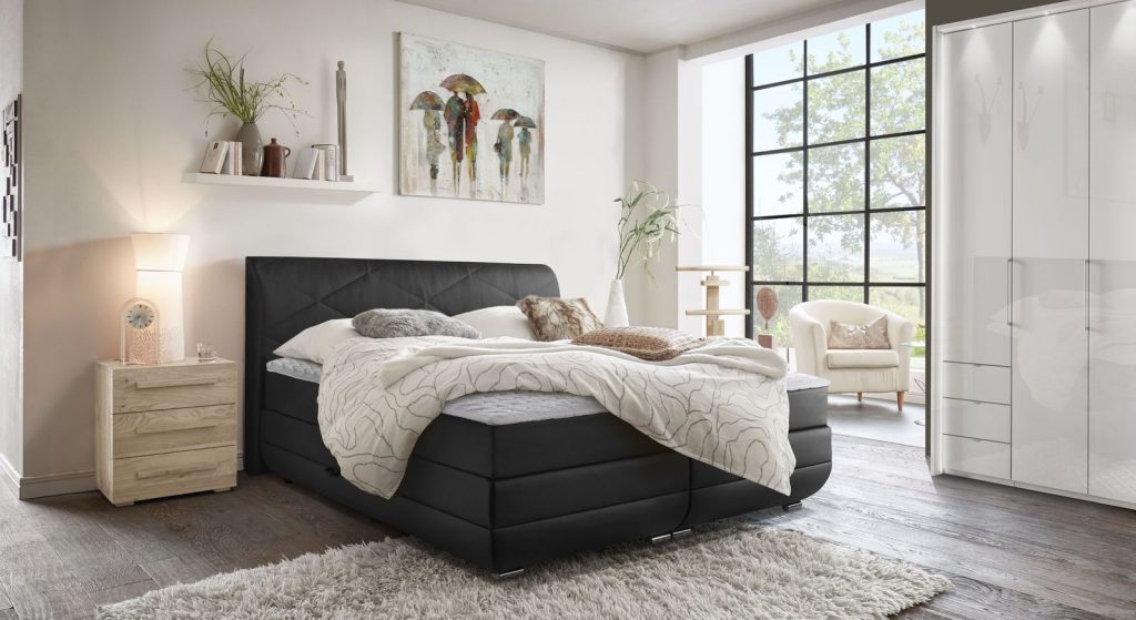 Schlafzimmer mit kleinen Teppichen