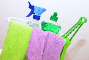 Putzen im Schlafzimmer - sauberer Schlafraum