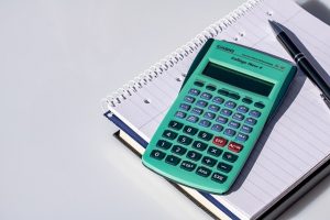Die Festlegung des Budgets ist wichtig, damit man sich beim Renovieren des Schlafzimmers nicht finanziell übernimmt.
