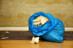 Vorbereitung des Schlafzimmers für die Renovierung - Alte Tapete runter und alles raus