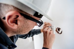 Steckdosen anbringen durch Elektriker bei Schlafzimmer Renovierung
