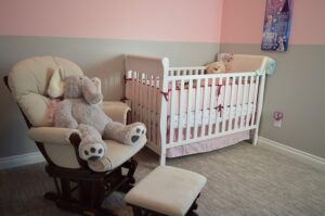 Im Babyzimmer leistet ein Stillstuhl oder Schaukelstuhl gute Dienste als Sitzgelegenheit für Mama und Papa.