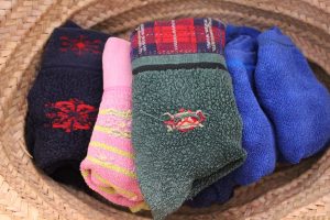 Stopper-Socken mit einer rutschhemmenden Sohle oder Noppen halten die Füße des Demenzkranken beim Schlafen warm und beugen Stürzen vor.