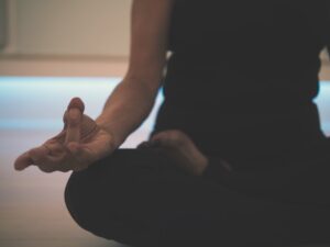 Statt Sport lieber Meditation und Entspannungsübungen gegen Stress - Einschlafzuckungen vorbeugen.