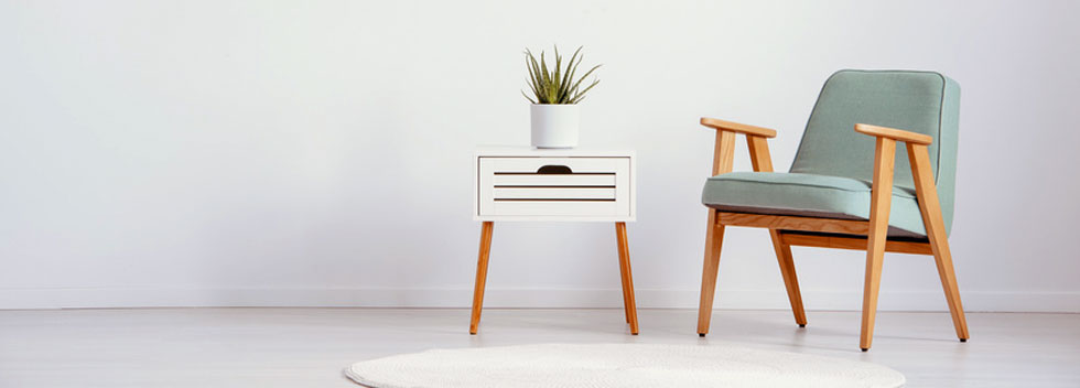 Stuhl und Ablagetisch mit schlanken Beinen