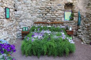 Altes Bett als Blumenbeet - Upcycling Idee
