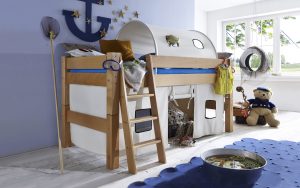 In kleinen Kinderzimmern kann für eine Kuschelecke als zusätzlicher Yin-Bereich auch ein Hochbett mit Spielvorhang genutzt werden.