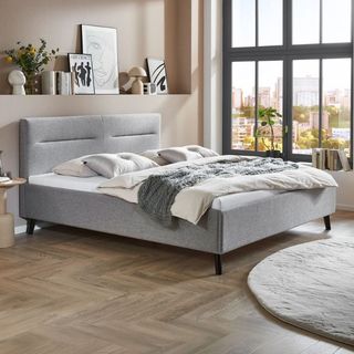 Schlafzimmer mit Polsterbett