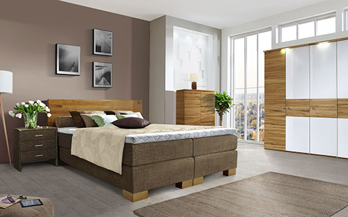 Schlafzimmer mit Boxspringbett