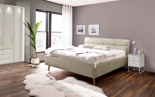 Schlafzimmer mit Polsterbett